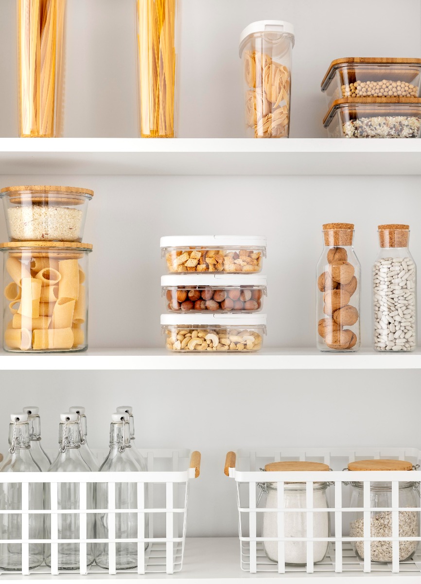 Estantes de cocina perfectamente ordenados con frascos y cestas